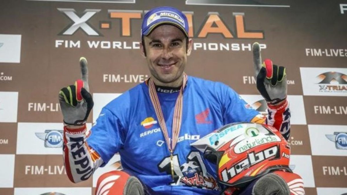 El catalán Toni Bou, en el podio de Niza, celebrando su título mundial nº 21.