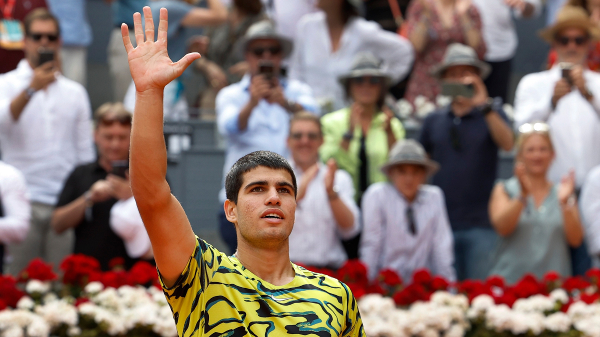 El tenista español Carlos Alcaraz celebra su victoria ante el alemán Alexander Zverev en su partido de octavos de final del Mutua Madrid Open este martes en la Caja Mágica en Madrid. EFE/CHEMA MOYA
