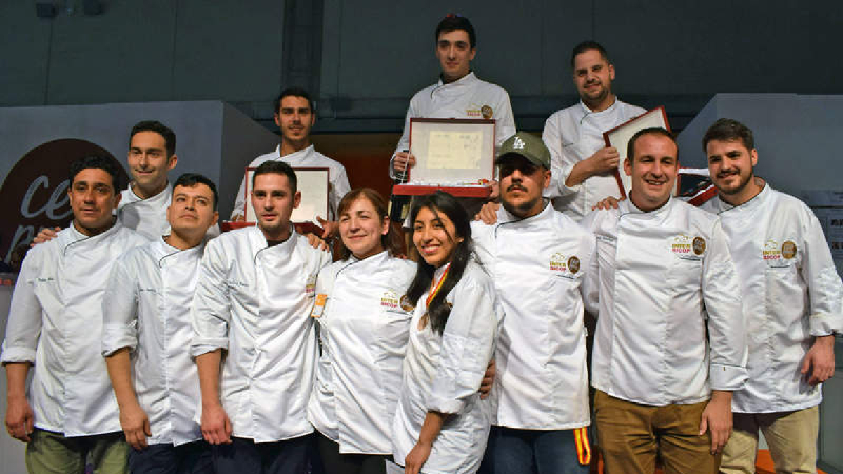 Daniel Flecha, en lo más alto, recogió en Madrid el premio al mejor panadero de España, en el salón Intersicop 2019. DL