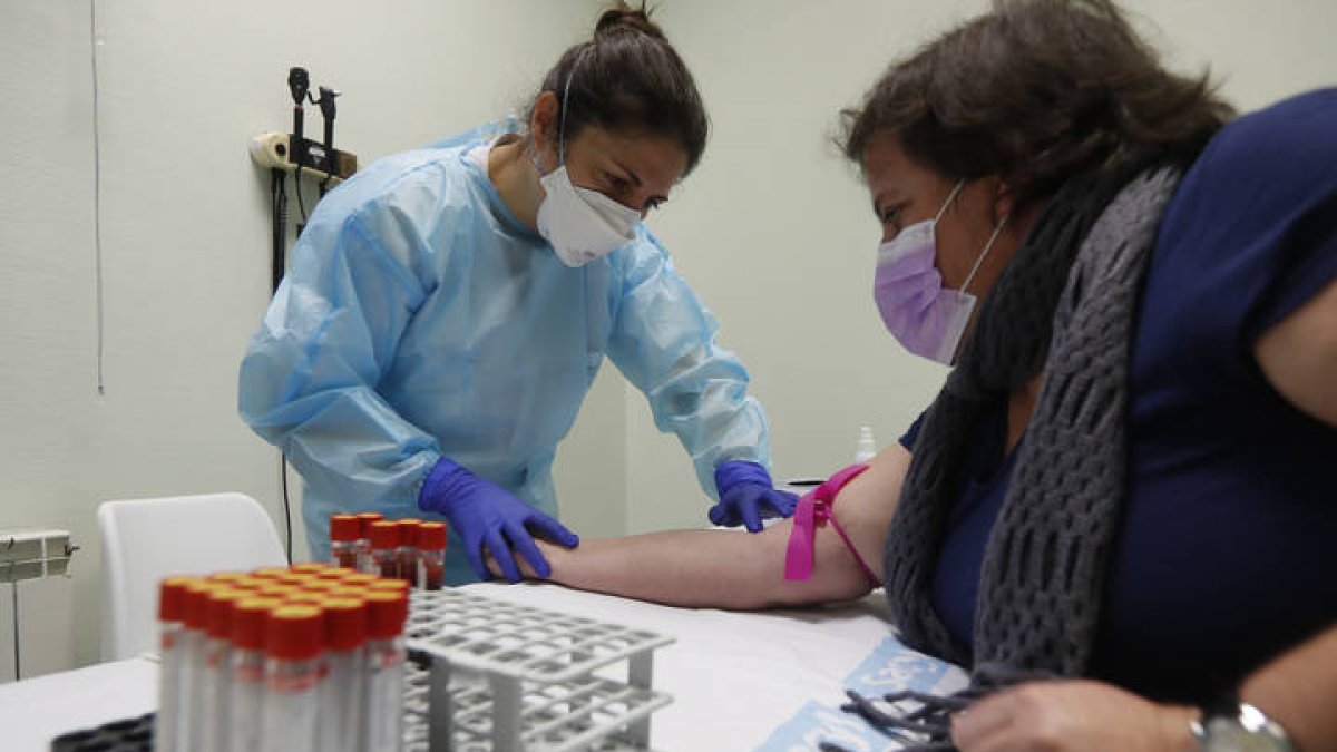 Personal sanitario realiza una prueba a una paciente en un centro de salud. JESÚS F. SALVADORES