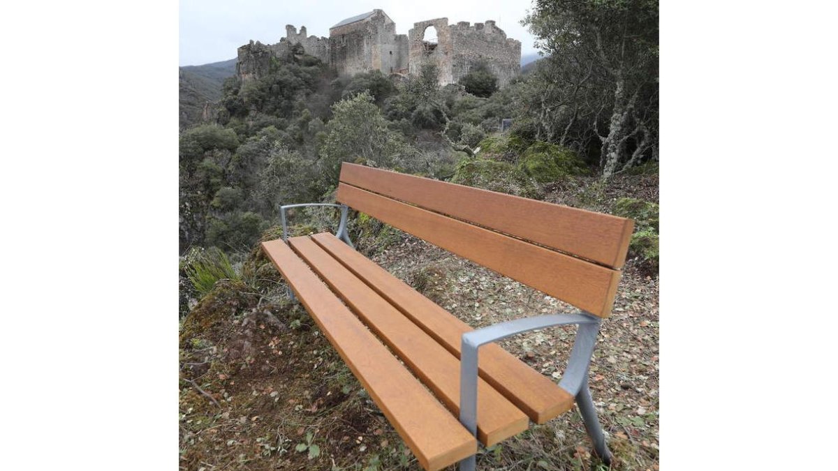 El banco de la campaña, con la fortaleza al fondo. L. DE LA MATA