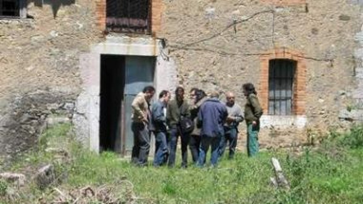 Nicanor Sen, alcalde de Cistierna, conversa con los técnicos de la junta y CHD