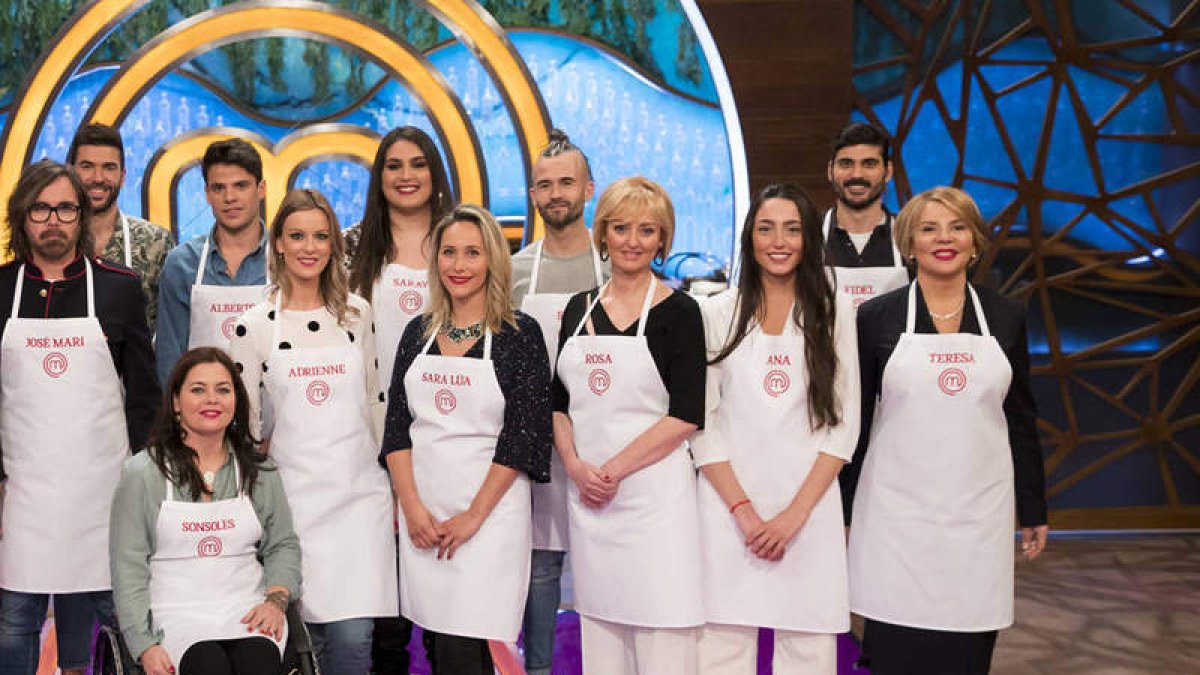 La concursante leonesa, Rosa, cuarta por la derecha en una imagen junto a participantes de ‘Masterchef’. RTVE