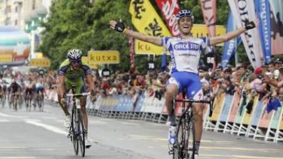 Barredo levanta los brazos tras imponerse a Kreuziger .