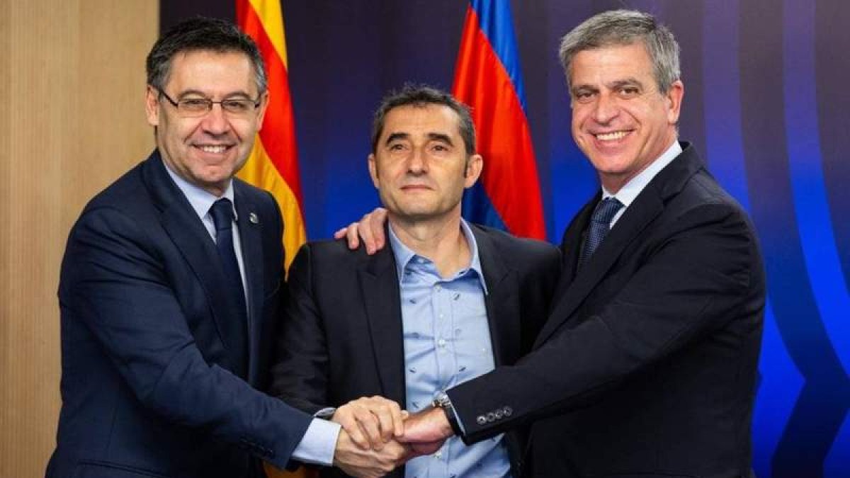 Ernesto Valverde con Josep María Bartomeu, izquieda, y Jordi Mestre tras su renovación. A. GARCÍA
