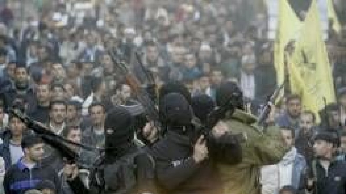Milicianos de Al Fatah vigilan una manifestación pro Abás en las calles de Ramala en el día de ayer