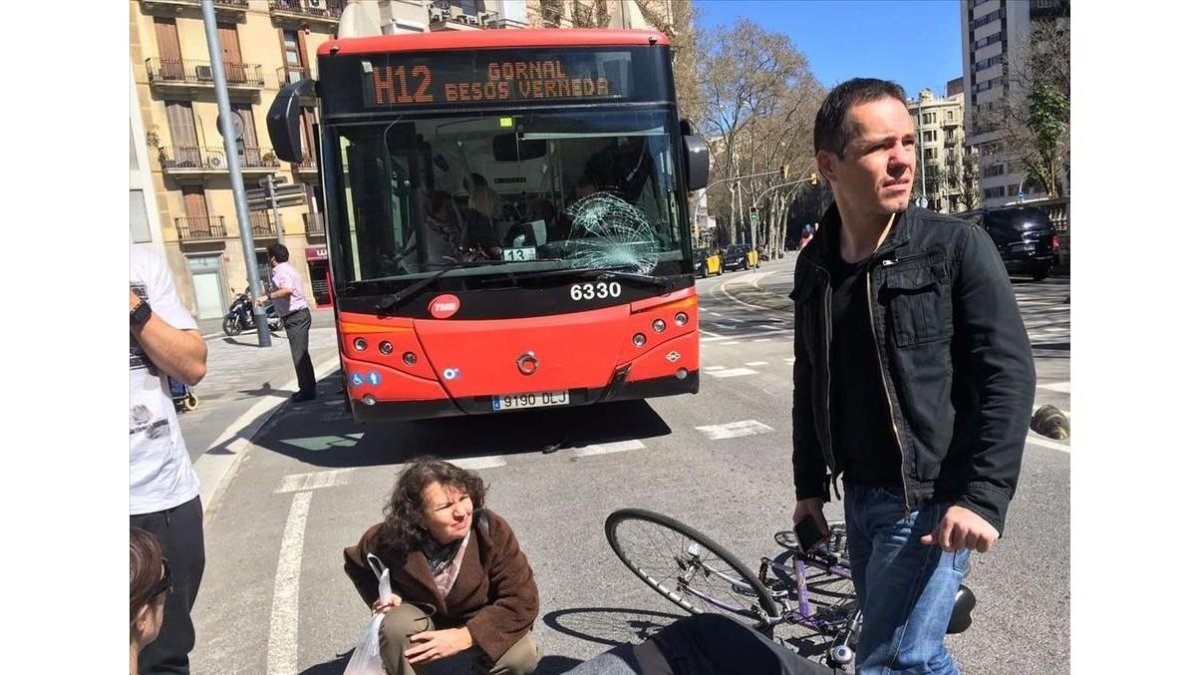 Un autobús atropella a un ciclista en la plaza de Tetuán