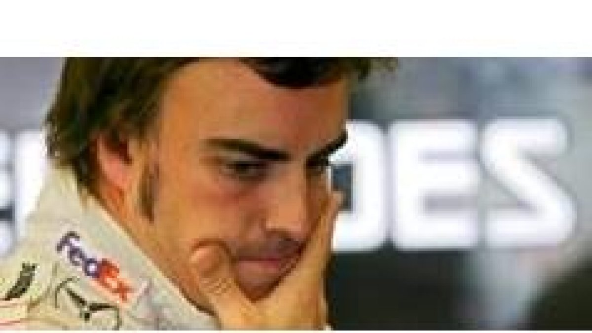 Fernando Alonso, con gesto pensativo, durante el último gran premio celebrado en Bélgica