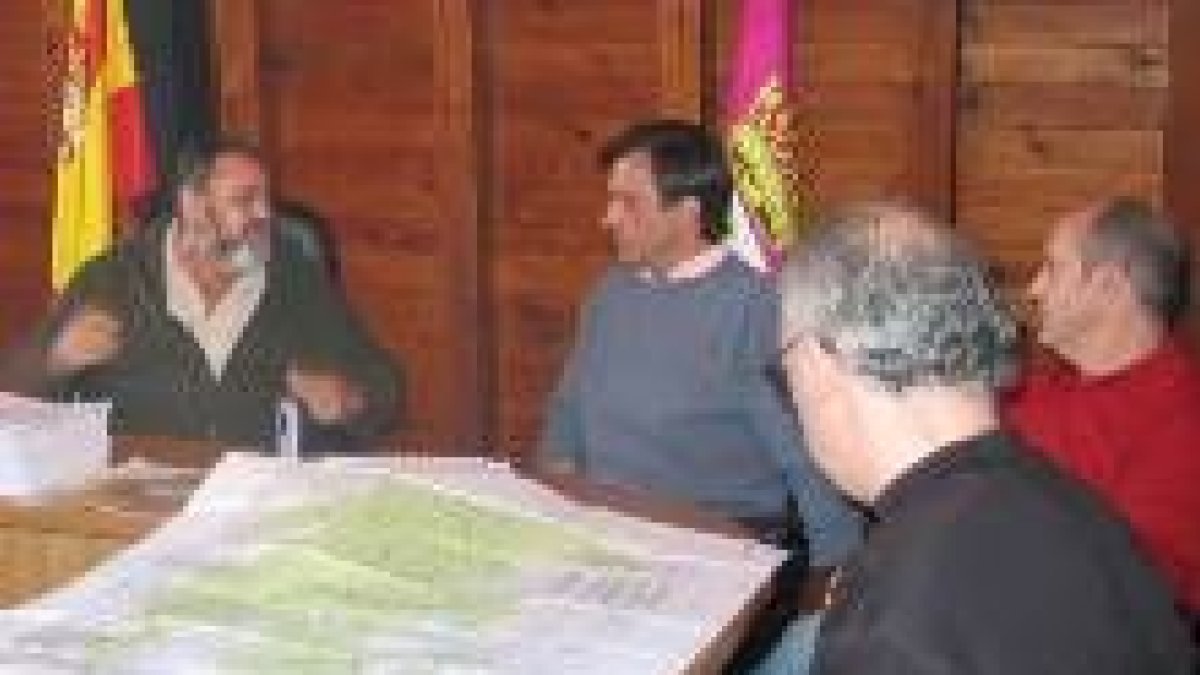 Julio González discute con los técnicos de Red Eléctrica