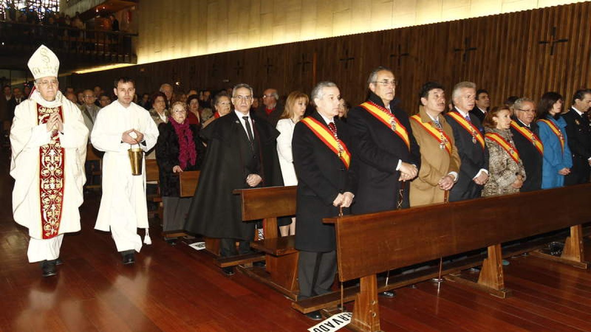 El obispo preside la misa de acción de gracias en el santuario de la Virgen del Camino.