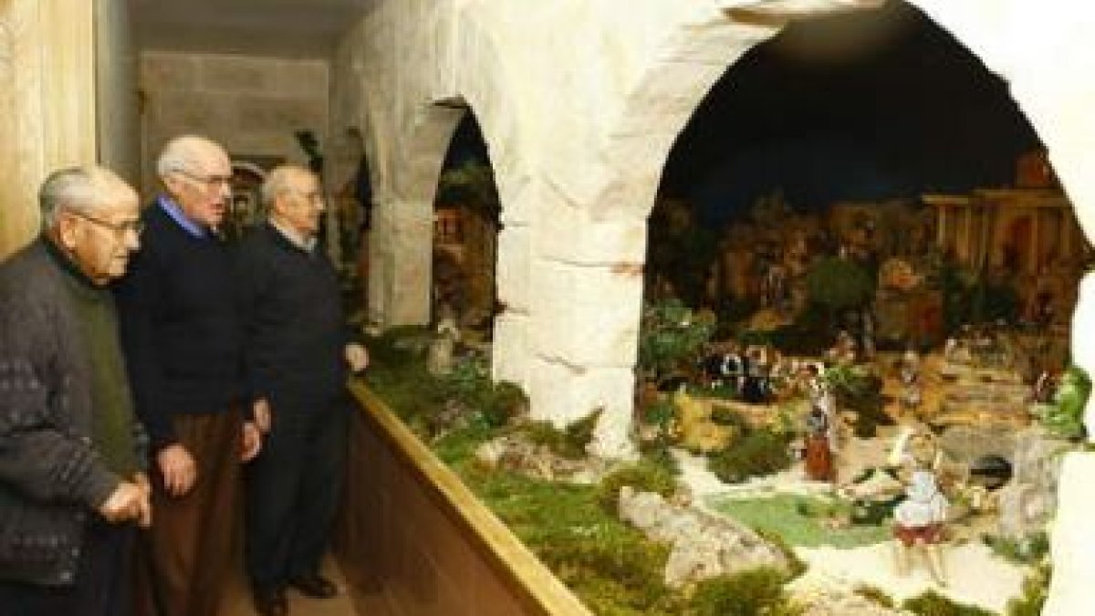 Verde y arena, 120 figuras, el Misterio del nacimiento, así es el belén de las Hermanitas de los Des