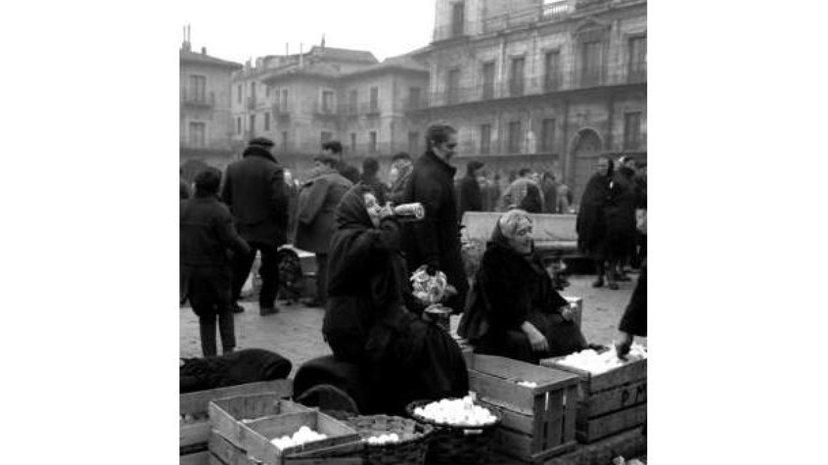 Imagen de un día de mercado en la Plaza Mayor leonesa a mediados del siglo XX.