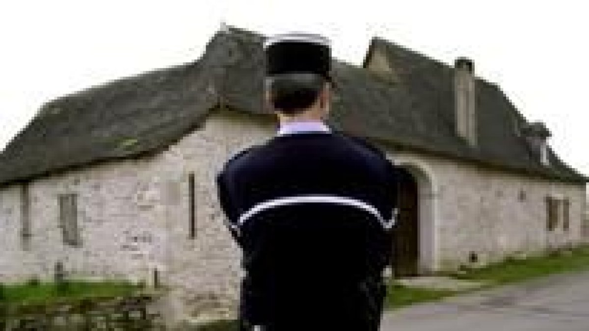 Un gendarme vigila la casa donde ayer fueron apresados los dos presuntos activistas de ETA