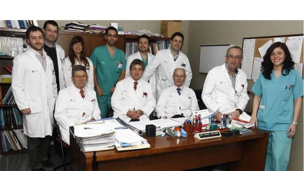 El equipo de especialistas del servicio de Urología del Complejo Asistencial Universitario de León, que dirige Francisco Javier Gallo, en el centro.