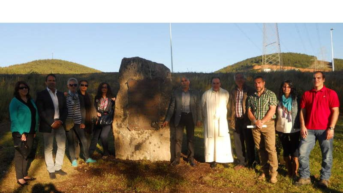 El monolito del Consejo de La Celada inaugurado ayer en los aledaños de la ermita roblana.