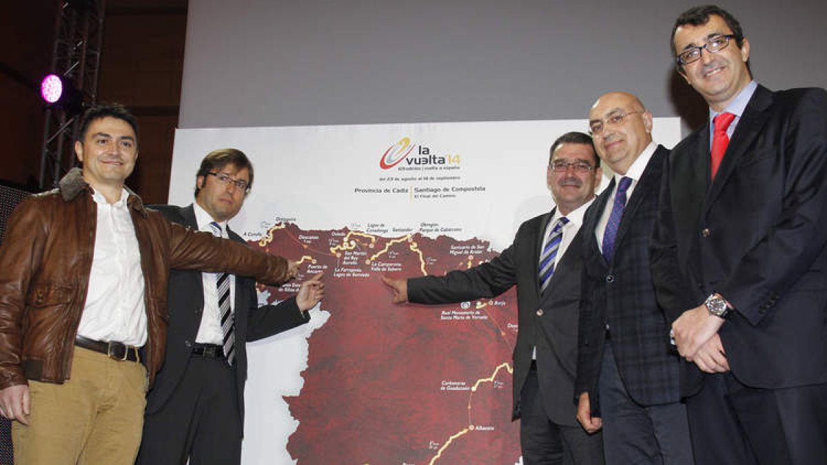 José Antonio Cachón, Emilio Orejas, Francisco Javier García, Ángel Colin y Javier Guillén con el cartel del recorrido de la Vuelta.