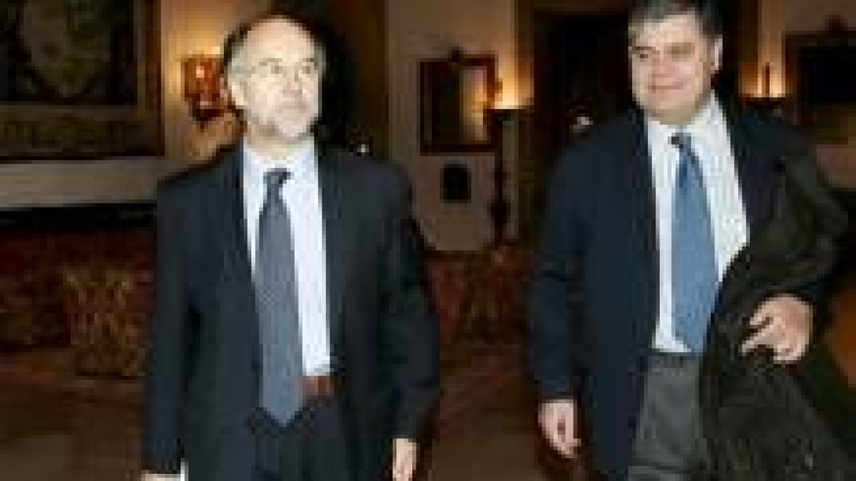 Jaime Rabanal y el presidente del CEL, Domingo Fuertes, a su llegada al Hostal San Marcos