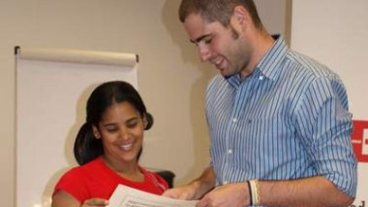Un momento de la entrega de los diplomas a los participantes en los cursos.