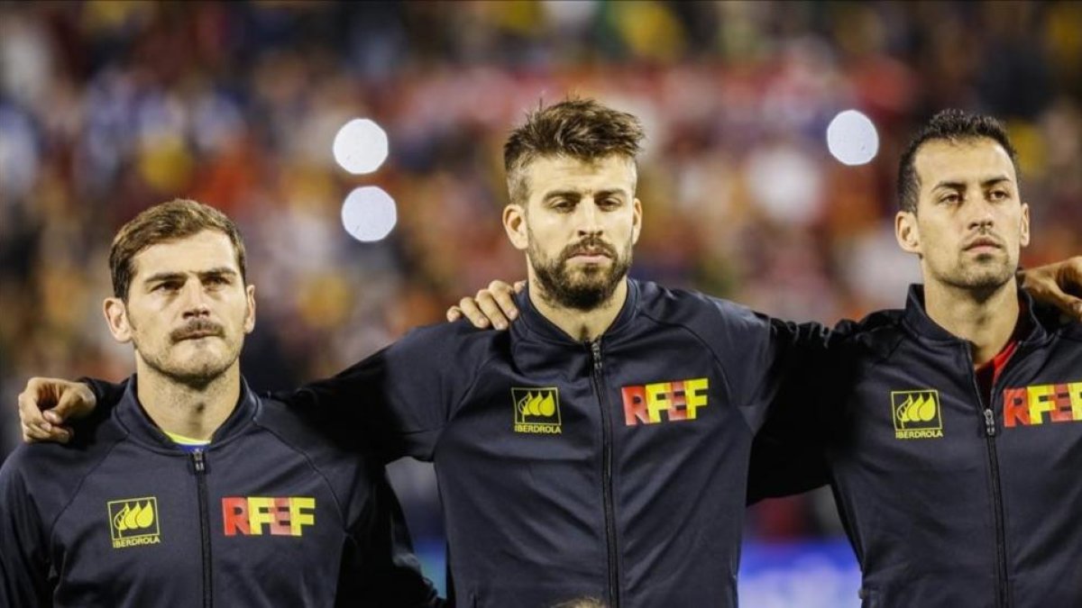 Piqué, Casillas y Busquet, en un partido amistoso de la selección española de fútbol en el Rico Pérez de Alicante..