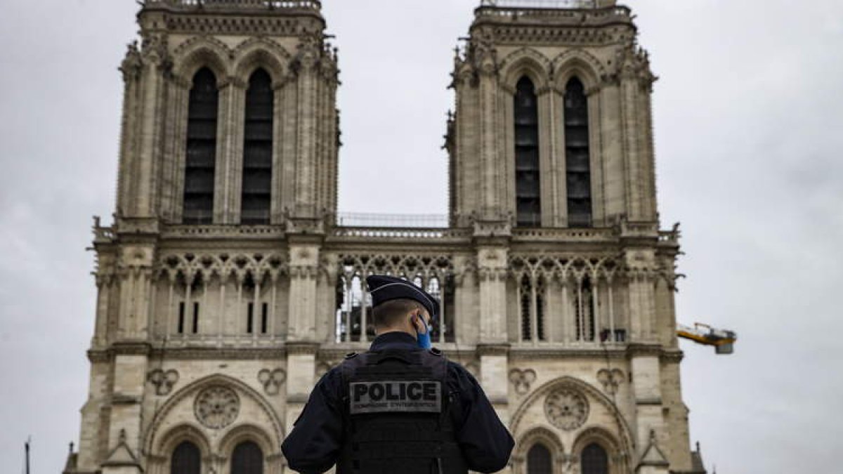 Imagen de un policía ante la Catedral de Notre Dame de París tras el atentado en Niza. IAN LANGSDOM