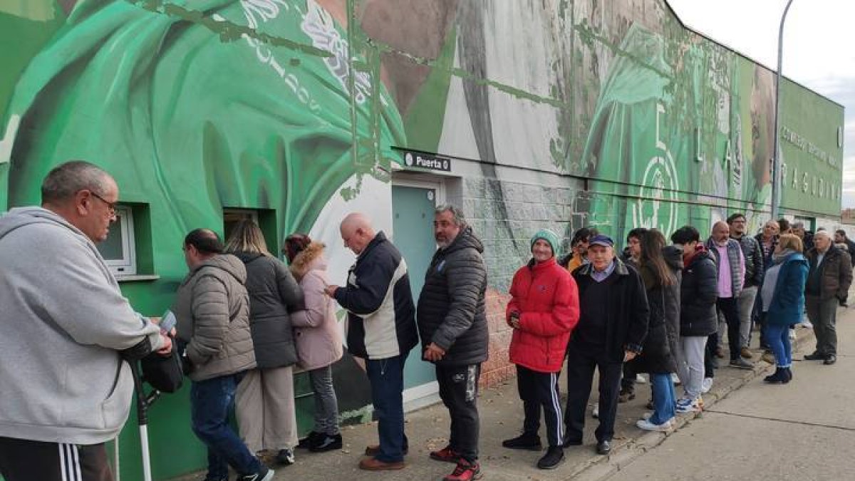 Los socios del astorga se vuelcan en el primer día de venta de entradas para la copa del rey ante el sevilla