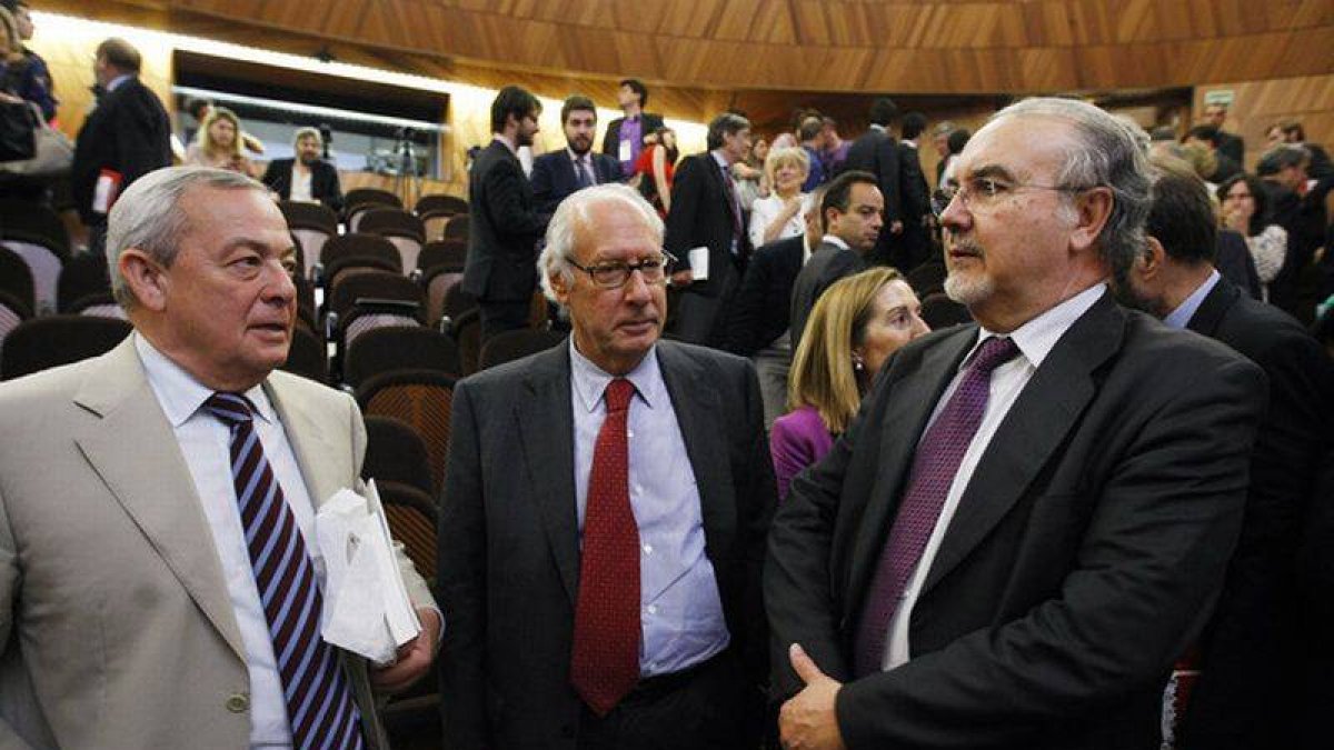 Miguel Boyer (centro), junto a Carlos Solchaga (izquierda) y Pedro Solbes en un acto en el Banco de España.