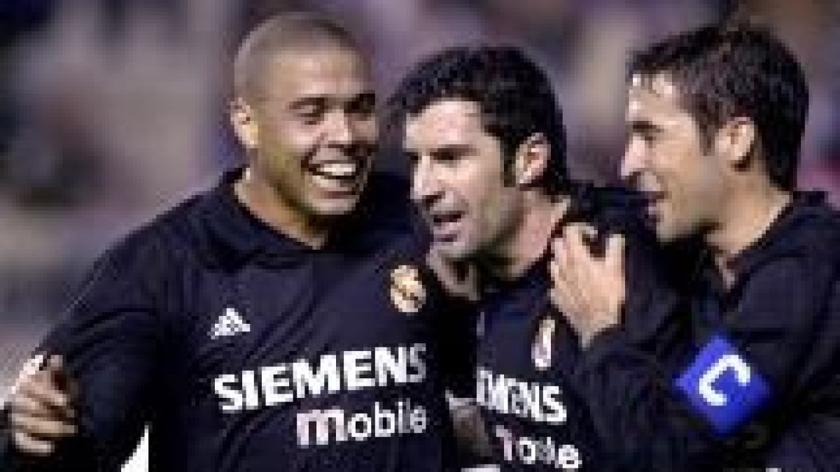 Ronaldo, Figo y Raúl festejan la consecución de un gol por parte de su equipo, el Real Madrid