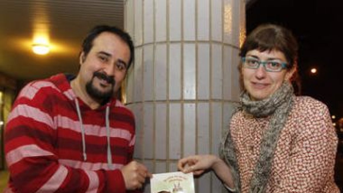 Manuel Ferrero y Laura Bécares posan orgullosos con su nuevo libro infantil, -˜El reino de los mil e