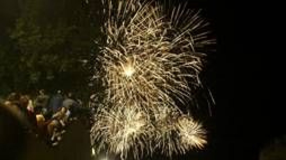 Los fuegos artificiales y el rito del fuego reunieron a miles leoneses en la noche de San Juan