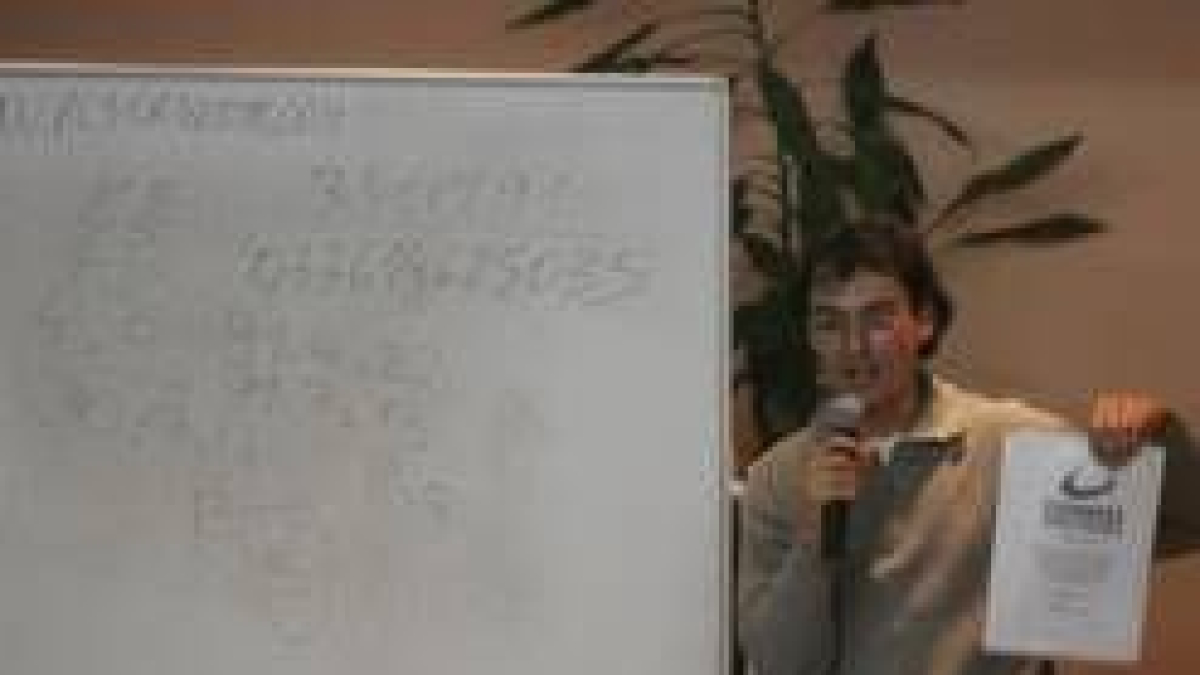 Alberto Coto, ayer en el IES Europa mostrando a los alumnos el certificado de uno de sus Guinness