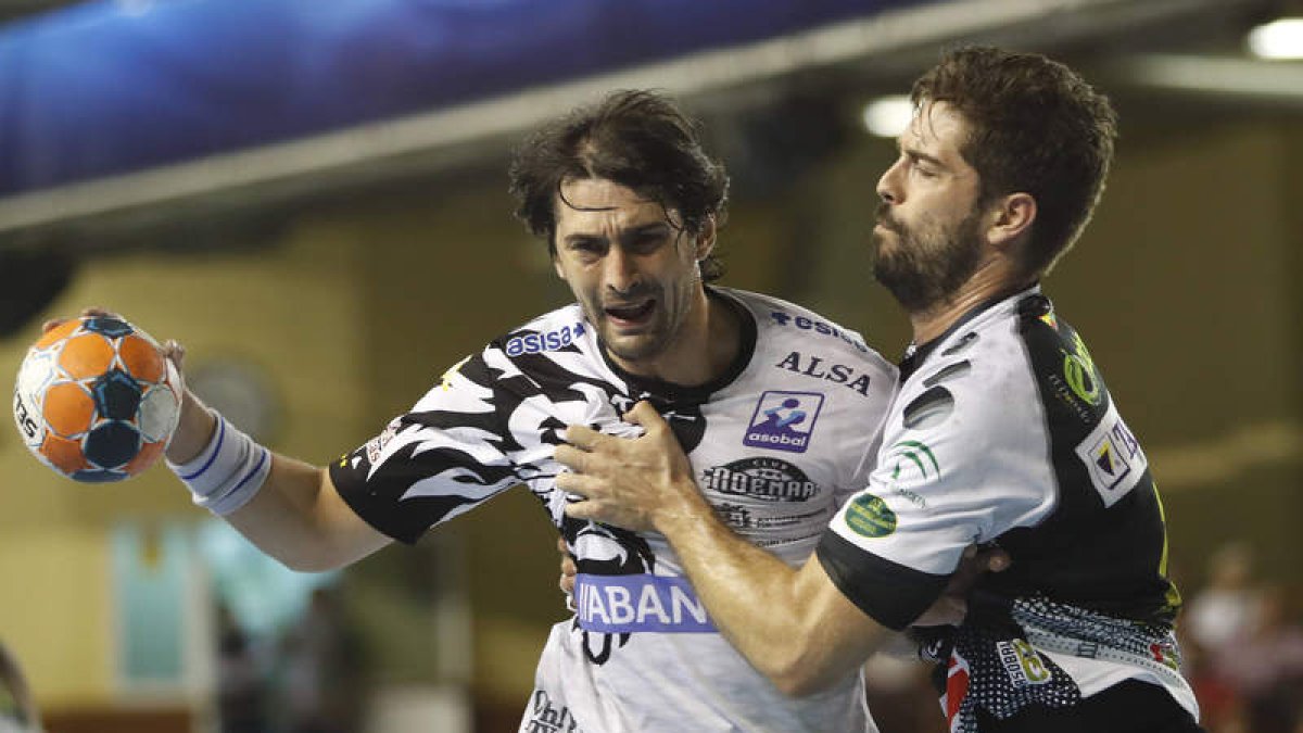 Juan Castro defiende a Fede Vieyra en un partido entre el Ademar y Puente Genil. JESÚS F. SALVADORES