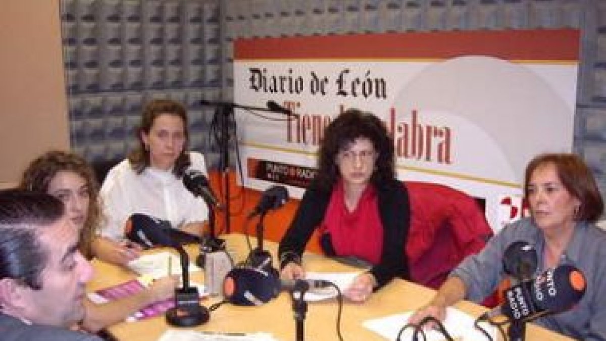 Suárez-Quiñones, Crespo, la moderadora, Gutiérrez y Carlón.
