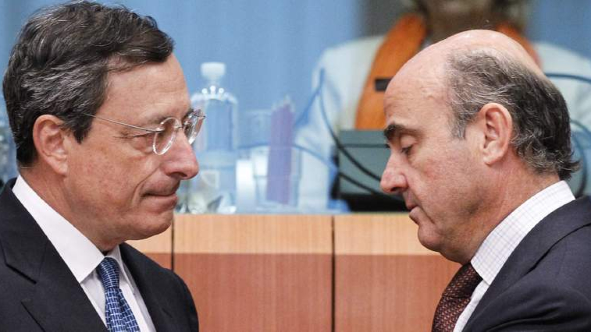 El presidente del BCE, Mario Draghi, y Luis de Guindos en una imagen de archivo.