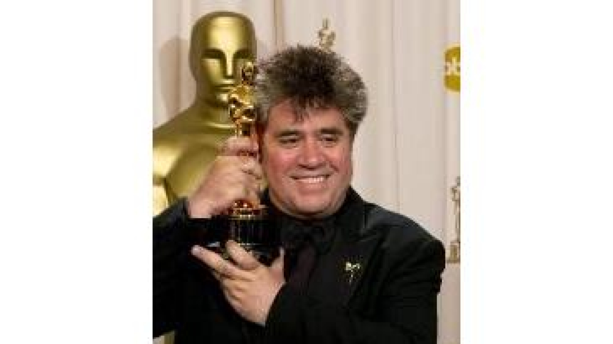 Pedro Almodóvar posa tras conseguir su segundo Oscar