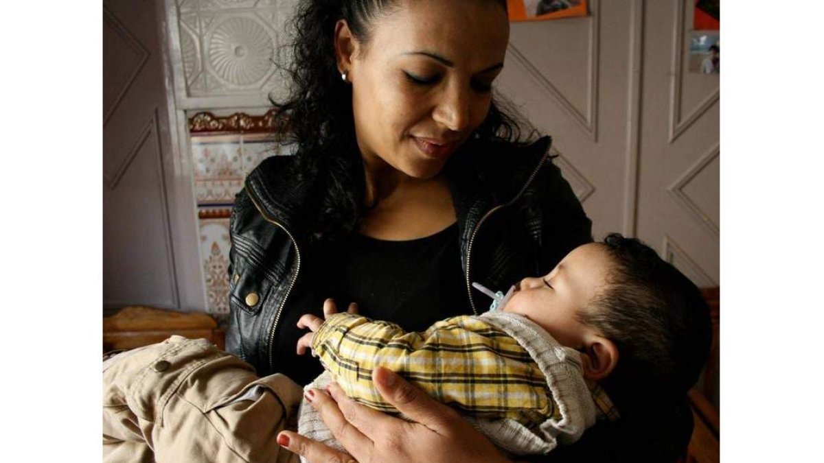 Una madre con su hijo en brazos. DL