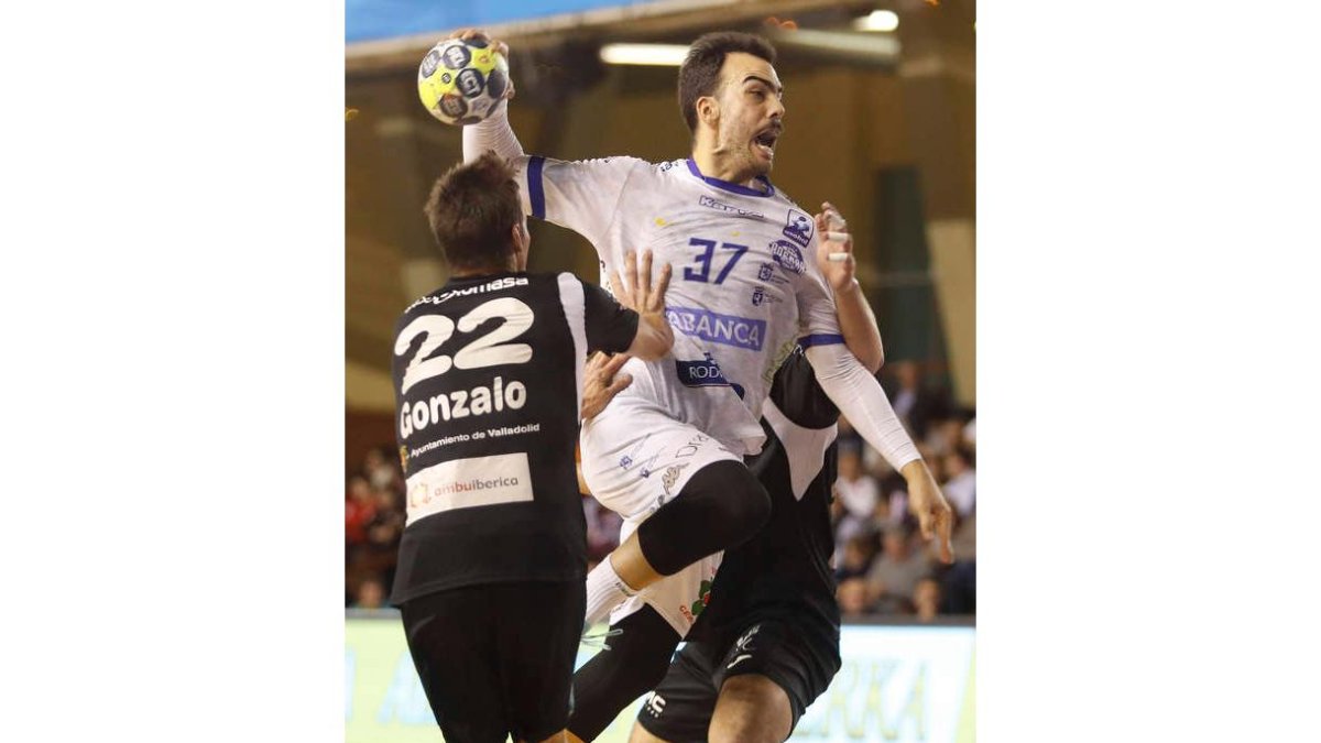 Costoya firmó una gran primera parte en el derbi. JESÚS F. SALVADORES