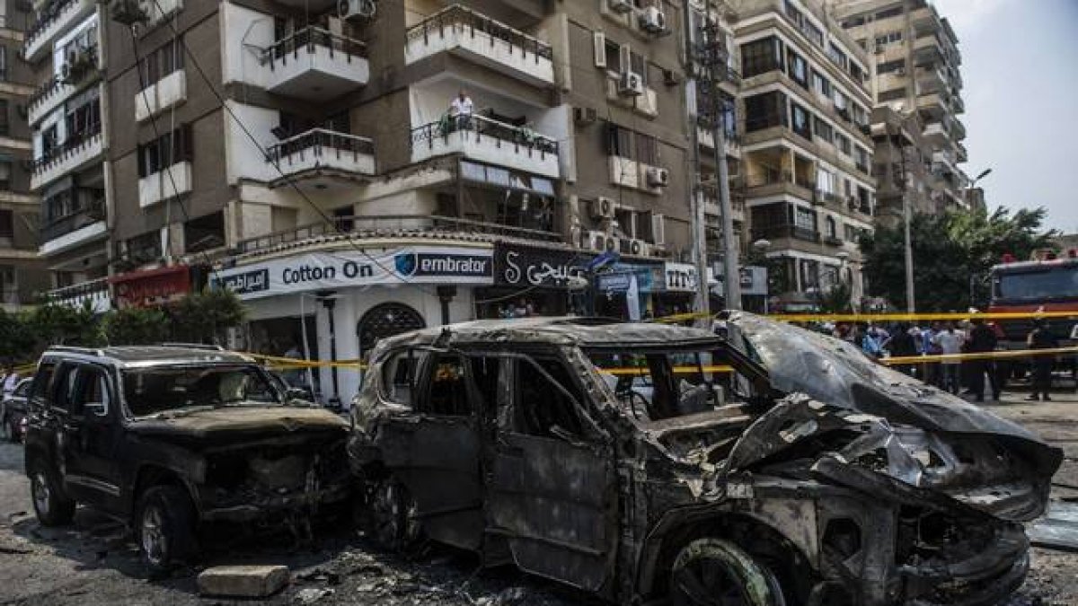 Lugar del atentado que ha causado la muerte al fiscal general de Egipto, Hisham Barakat.