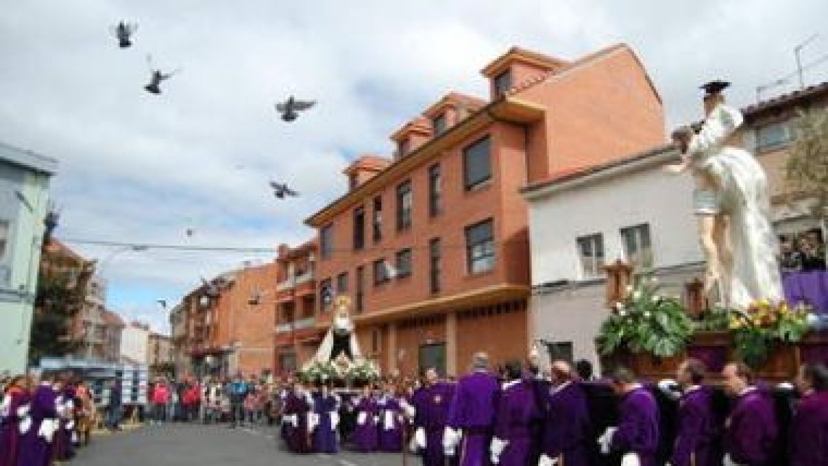 Momento del encuentro entre la Virgen y el Resucitado ayer en San Andrés.