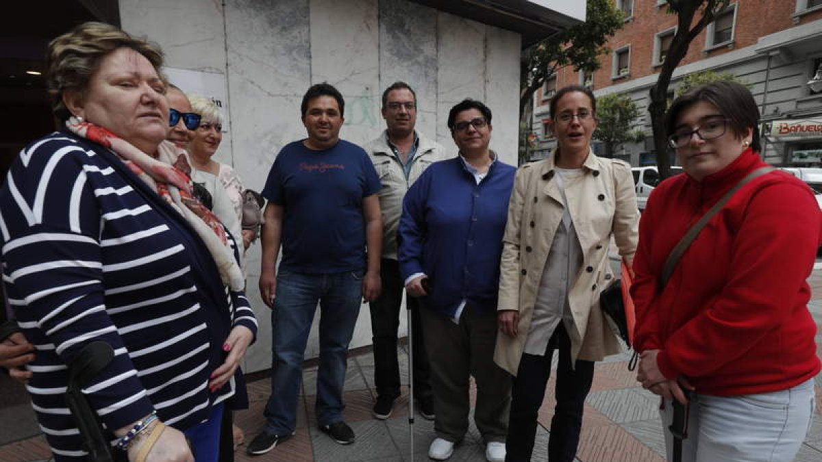 Varios pacientes se unen para reivindicar que vuelvan todos los tratamientos contra el dolor al Hospital de León. RAMIRO