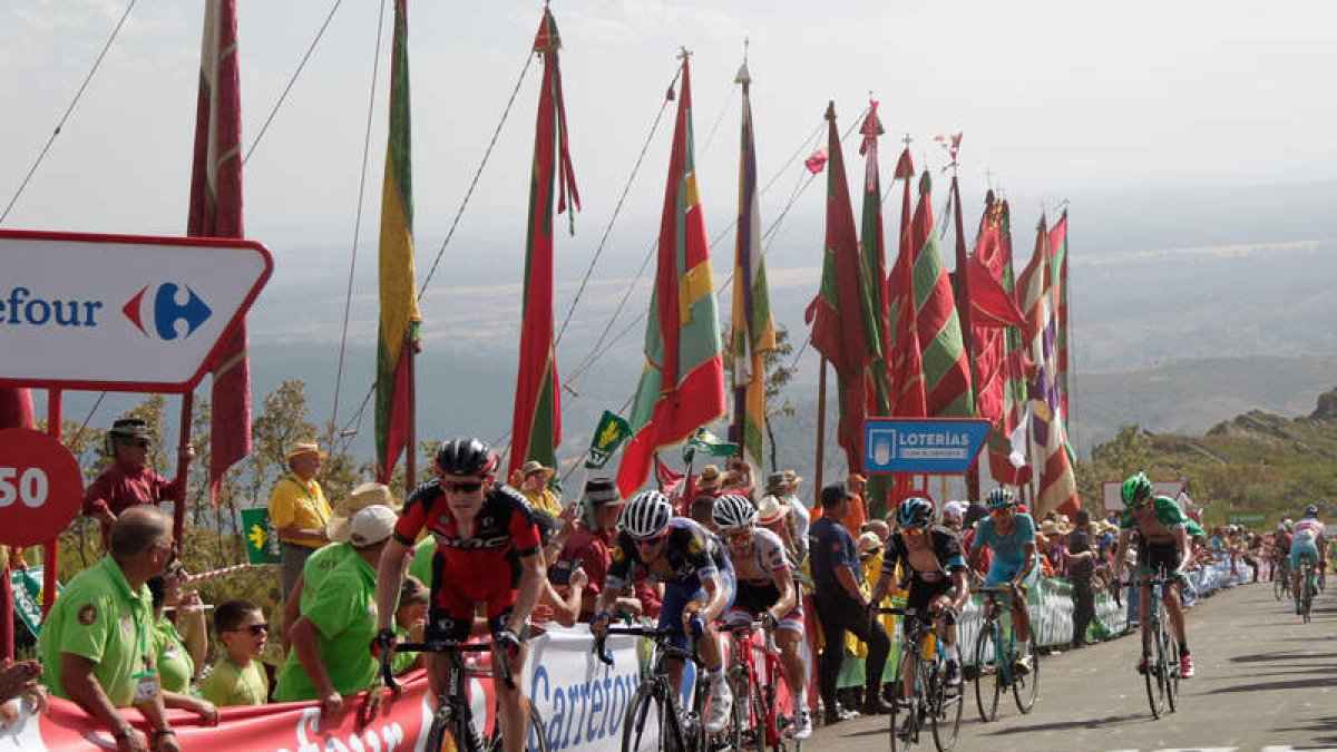 La segunda ascensión a La Camperona en la Vuelta contó este año con unos invitados especiales, los pendones. SECUNDINO PÉREZ