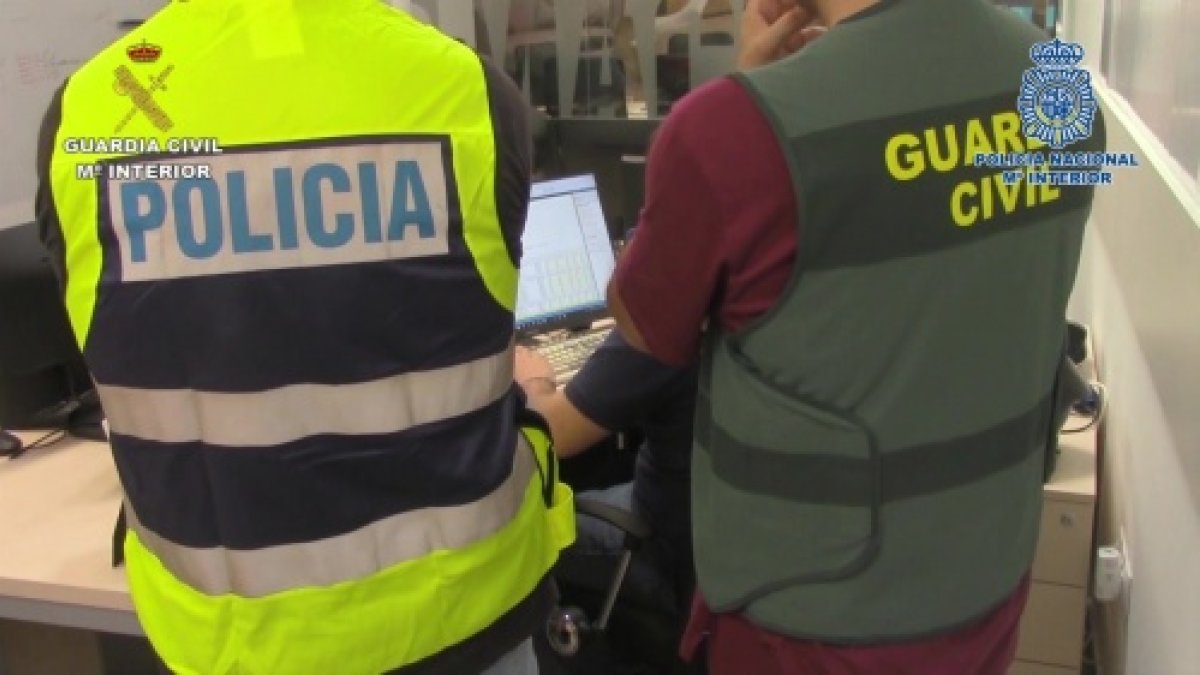 Fotografía de un agente de la Policía Nacional y otro de la Guardia Civil. MINISTERIO DEL INTERIOR