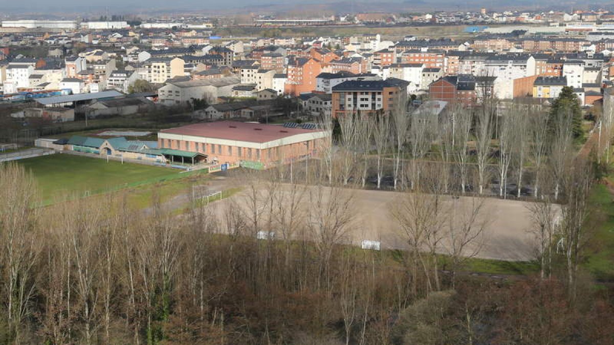 Instalaciones deportivas de Flores del Sil, que quedarían en parte dentro de la zona inundable.