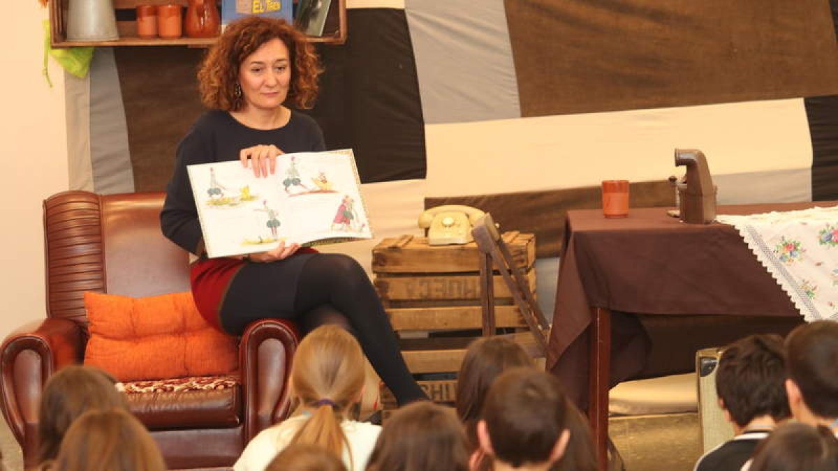 La alcaldesa de Ponferrada muestra un libro a los niños participantes en el Salibrín. L. DE LA MATA