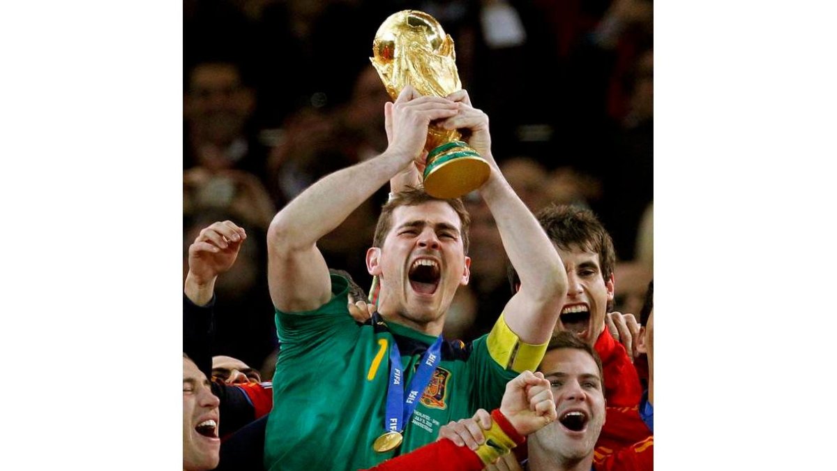 El capitan de la selección española, Iker Casillas, levanta la copa del Mundial de Sudáfrica.