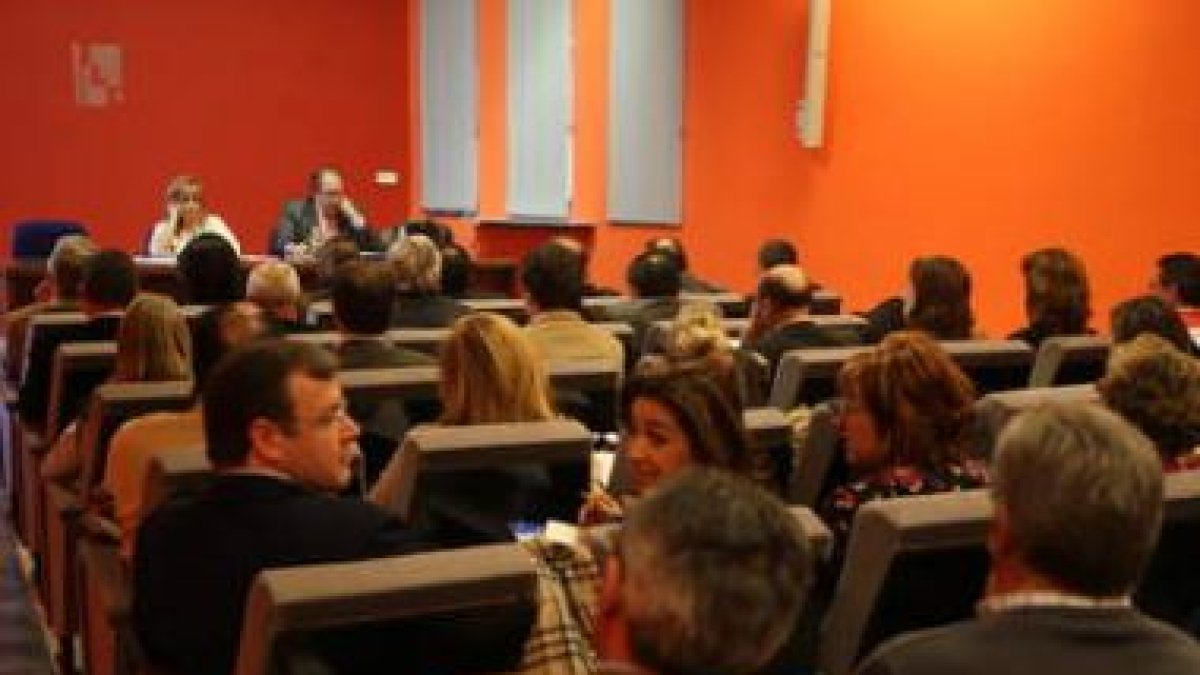 Isabel Carrasco y Eduardo Fernández presidieron la reunión, con Silván, en primer término, entre los