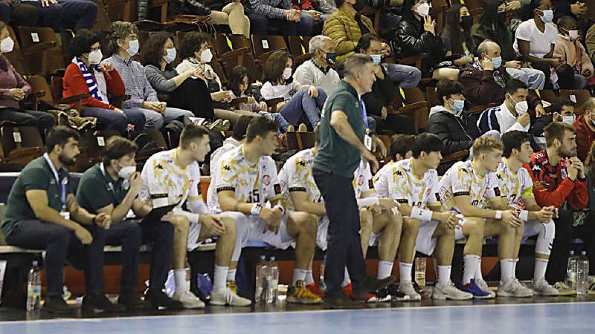 Jugadores como Soljic, Kim o Jozinovic apenas cuentan para Manolo Cadenas. MARCIANO PÉREZ