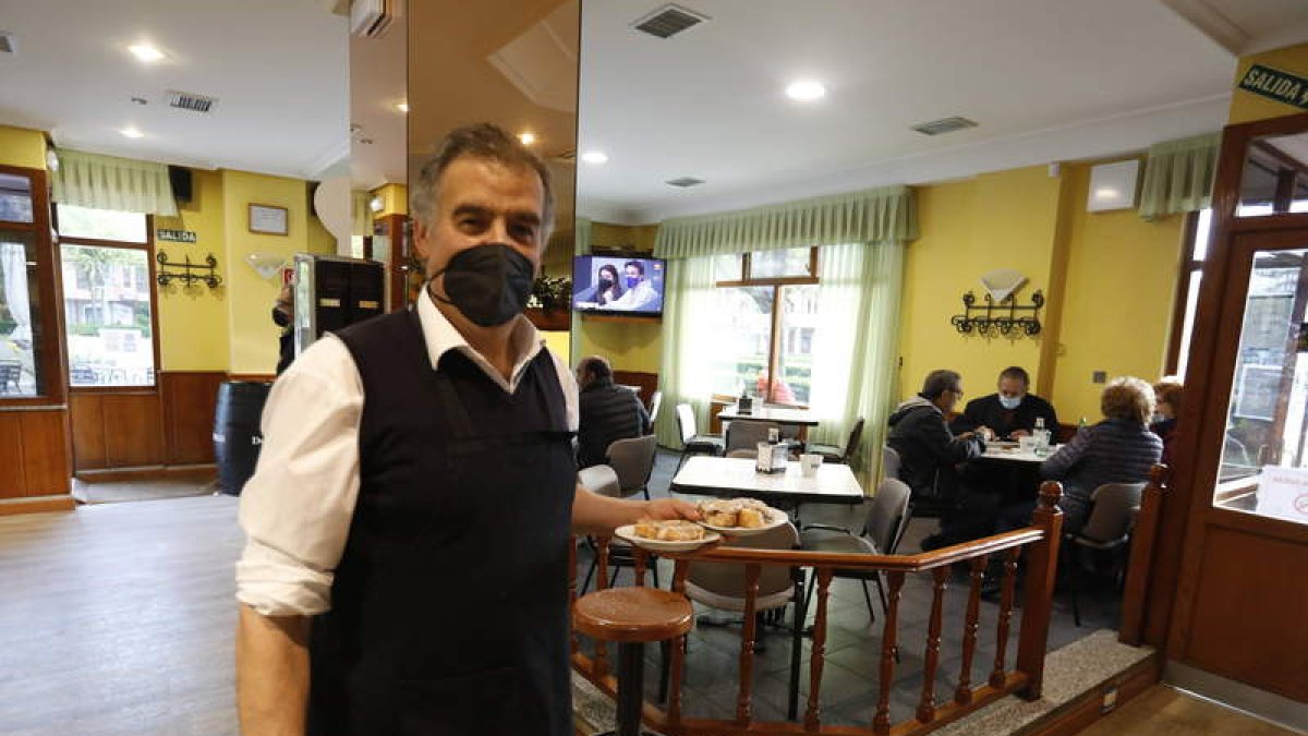 Uno de los últimos servicios en el interior de los bares leoneses ayer por la tarde. MARCIANO PÉREZ