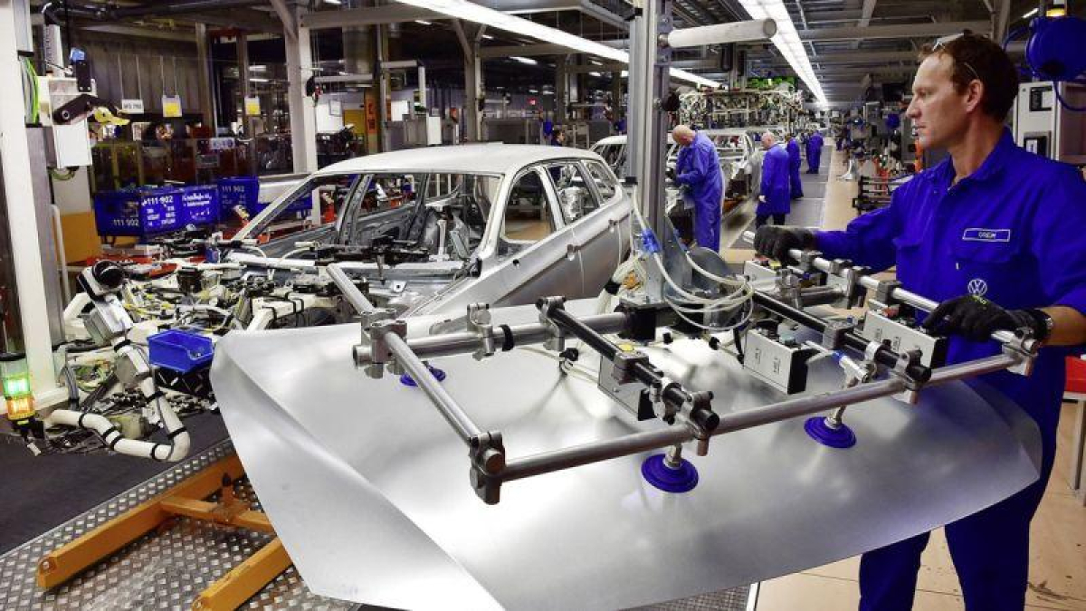 Un trabajador en una planta de Volkswagen en Alemania.