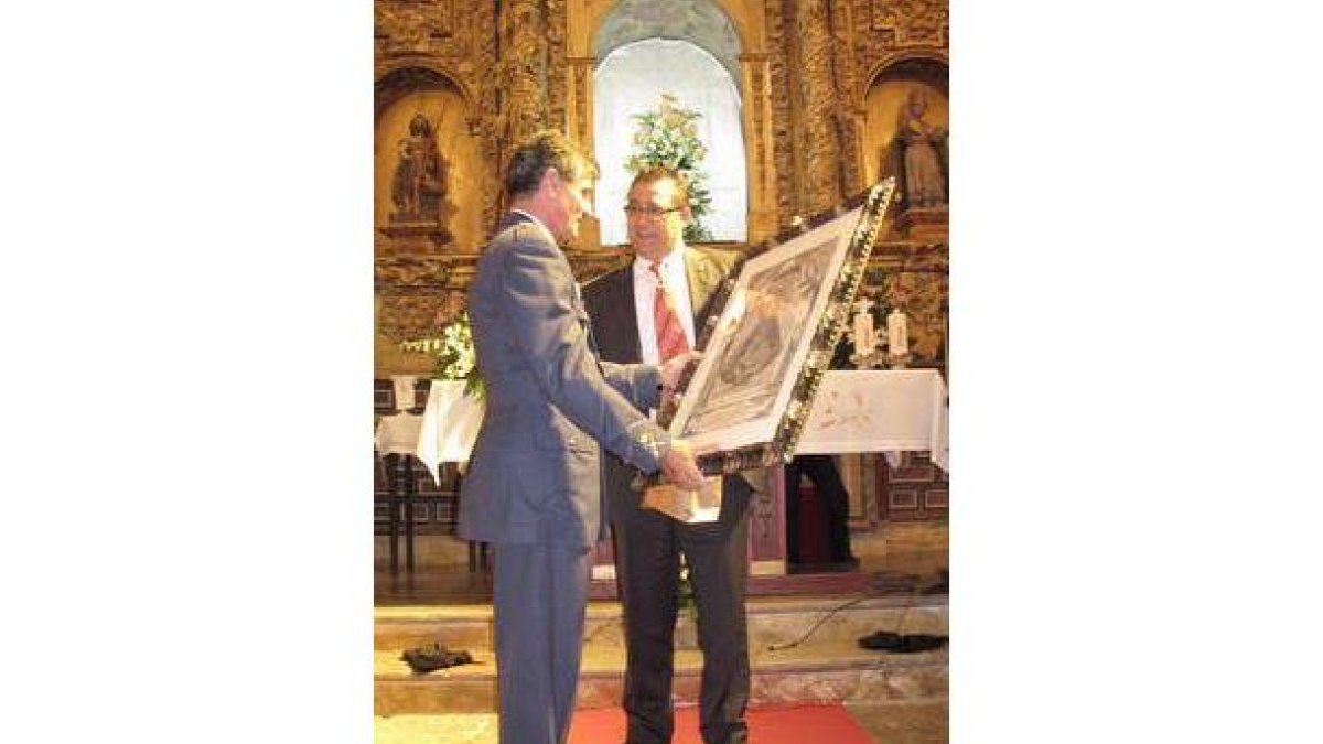 El general impone su fajín a la Virgen de los Imposibles.