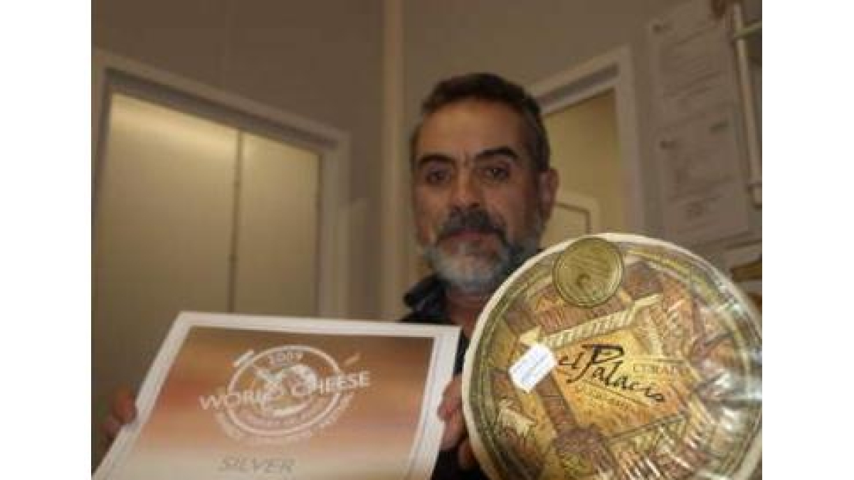 Cipriano de Lera muestra el queso premiado y el diploma que lo acredita.
